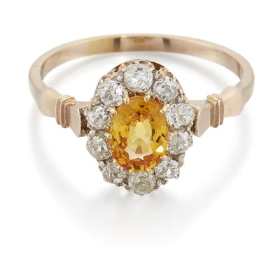 Lot 2189 - A LATE 19TH CENTURY YELLOW SAPPHIRE AND DIAMOND CLUSTER RING