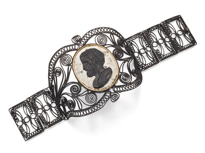 Lot 2263 - AN EARLY 19TH CENTURY BERLIN IRON WORK CAMEO BRACELET