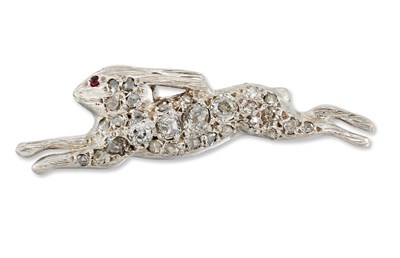 Lot 2341 - AN EARLY 20TH CENTURY NOVELTY DIAMOND LEAPING HARE BROOCH