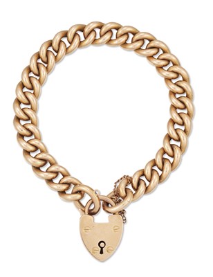 Lot 2213 - A 15 CARAT GOLD CURB LINK BRACELET WITH A HEART-SHAPED PADLOCK CLASP