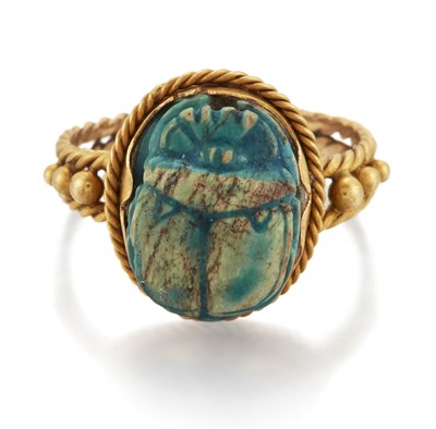 Lot 2178 - AN EGYPTIAN FAÏENCE SCARAB RING