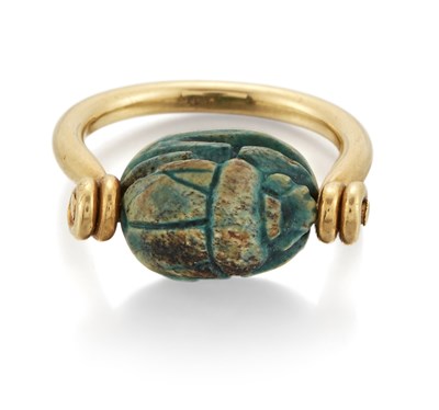 Lot 2102 - AN EGYPTIAN FAÏENCE SCARAB SWIVEL RING