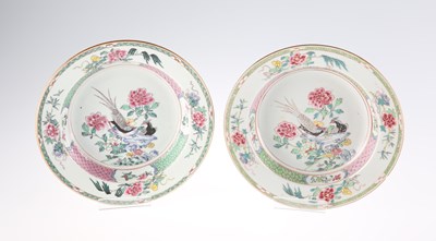 Lot 3019 - A PAIR OF 19TH CENTURY CHINESE FAMILLE ROSE BOWLS