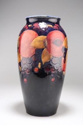 Lot 175 - A MOORCROFT LARGE 'POMEGRANATE' PATTERN POTTERY VASE