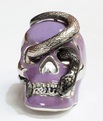 Lot 2338 - THEO FENNELL - AN 18 CARAT WHITE GOLD AND ENAMEL SKULL DRESS RING