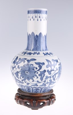 Lot 247 - A CHINESE BLUE AND WHITE VASE