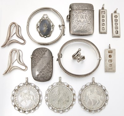 Lot 2464 - A GROUP OF SILVER JEWELLERY AND TWO SILVER VESTA CASES