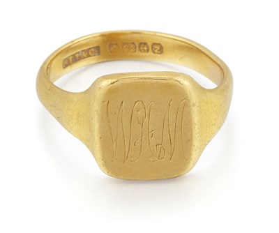 Lot 548 - A 22 CARAT GOLD SIGNET RING