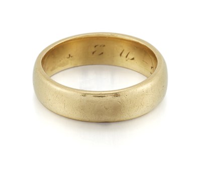 Lot 2024 - A BAND RING