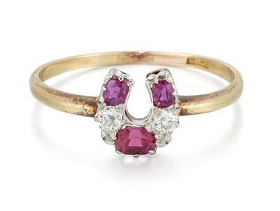 Lot 2054 - AN EARLY 20TH CENTURY RUBY AND DIAMOND HORSESHOE RING