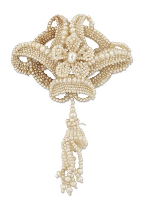 Lot 2459 - AN EARLY TO MID-19TH CENTURY SEED PEARL BROOCH