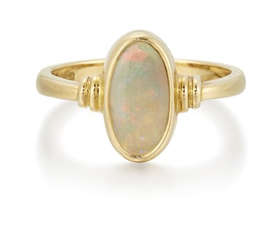 Lot 2011 - AN OPAL RING