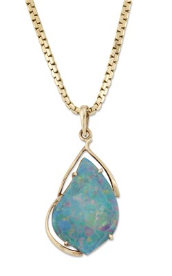 Lot 2372 - AN OPAL DOUBLET PENDANT ON CHAIN