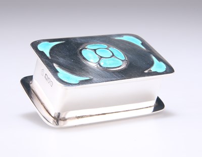 Lot 1059 - AN EDWARDIAN SILVER AND ENAMEL BOX