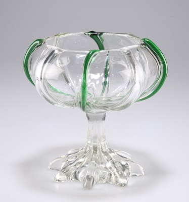 Lot 4 - ATTRIBUTED TO JAMES POWELL, AN ART NOUVEAU GREEN-TRAILED GLASS BOWL