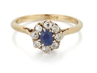 Lot 2033 - A SAPPHIRE AND DIAMOND CLUSTER RING