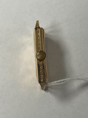 Lot 2366 - AN ART DECO 9 CARAT GOLD CASED JUMP HOUR WRISTWATCH