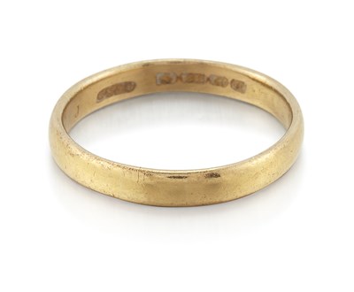 Lot 2262 - A 22 CARAT GOLD BAND RING