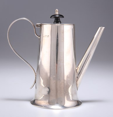 Lot 1369 - AN EDWARDIAN SILVER COFFEE POT