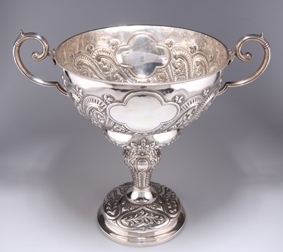 Lot 1278 - AN EDWARDIAN LARGE SILVER TROPHY CUP