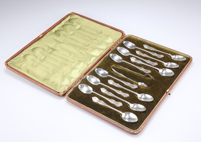 Lot 1241 - A SET OF TWELVE EDWARDIAN SILVER TEASPOONS AND A PAIR OF SUGAR TONGS