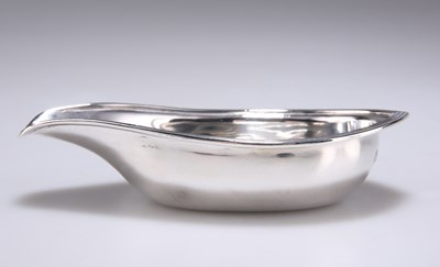 Lot 1004 - A VICTORIAN SILVER PAP BOAT