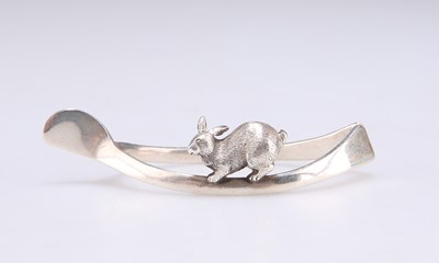 Lot 1288 - A GEORGE V SILVER NOVELTY NAPKIN RING