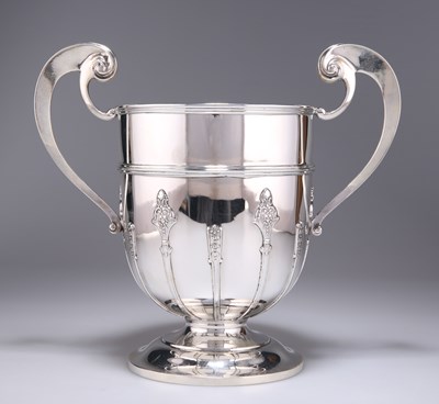 Lot 1014 - AN EDWARDIAN LARGE SILVER TROPHY CUP