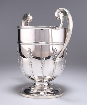 Lot 1014 - AN EDWARDIAN LARGE SILVER TROPHY CUP