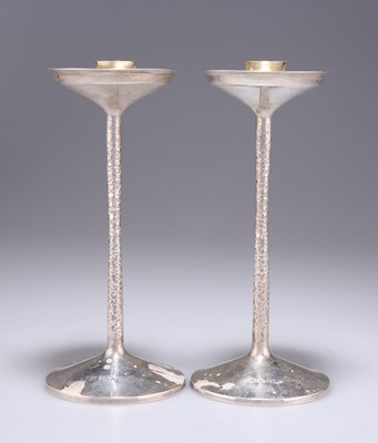 Lot 1001 - A PAIR OF ELIZABETH II SILVER CANDLESTICKS