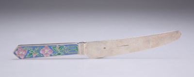 Lot 1371 - AN EARLY 20TH CENTURY ENAMELLED KNIFE