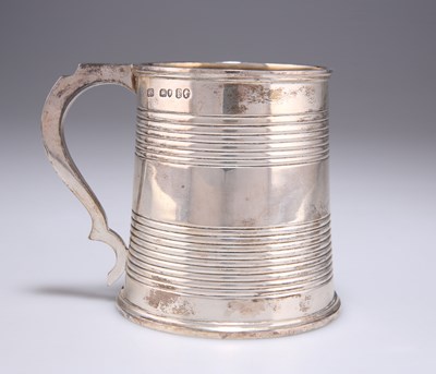 Lot 1022 - A VICTORIAN SILVER PINT MUG