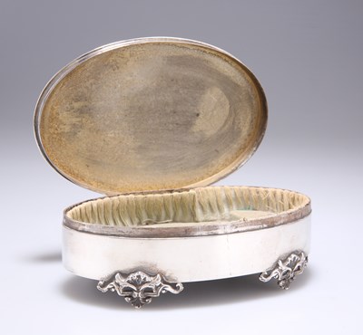 Lot 1112 - A GEORGE V SILVER JEWELLERY BOX