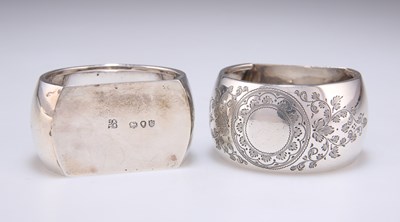 Lot 1447 - A PAIR OF VICTORIAN ENGRAVED SILVER NAPKIN RINGS