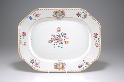 Lot 217 - A CHINESE ARMORIAL PORCELAIN PLATTER, QIANLONG, CIRCA 1755