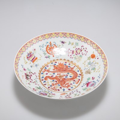 Lot 220 - A CHINESE FAMILLE ROSE 'DRAGON' BOWL