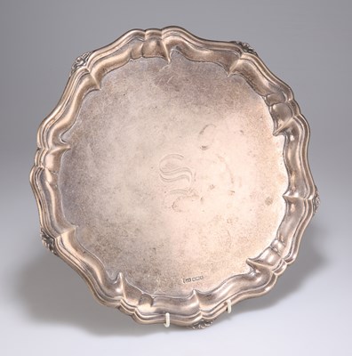 Lot 1060 - AN EDWARDIAN SILVER SALVER