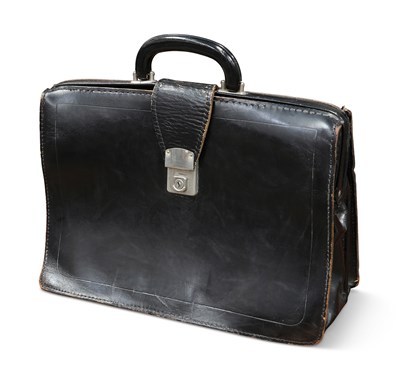 Lot 453 - A VINTAGE BLACK LEATHER GLADSTONE BAG