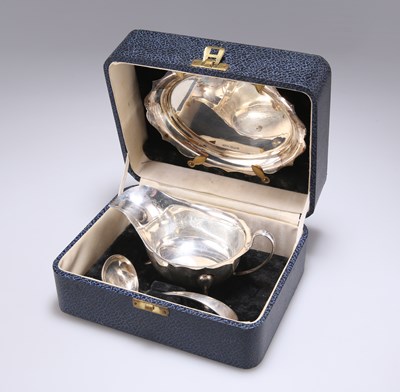 Lot 1029 - A GEORGE VI SILVER SAUCEBOAT, LADLE AND STAND