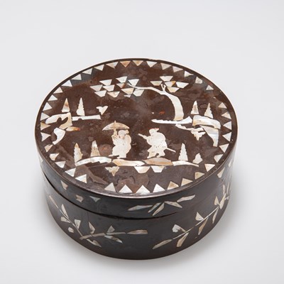 Lot 267 - A LATE 19TH CENTURY CHINESE MOTHER-OF-PEARL INLAID LACQUER CIRCULAR BOX AND COVER