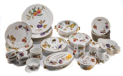 Lot 73 - A COLLECTION OF ROYAL WORCESTER EVESHAM PATTERN OVEN TO TABLE WARES
