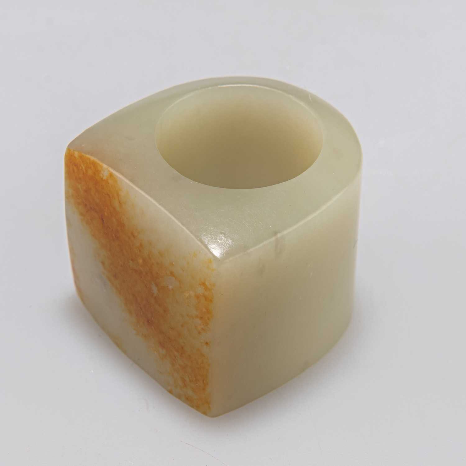 Lot 256 - A CHINESE JADE THUMB RING