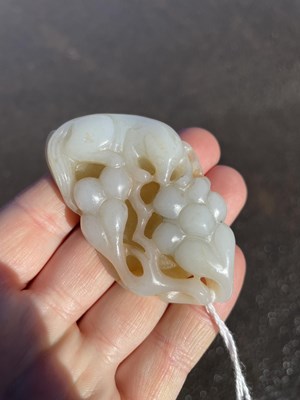 Lot 265 - A CHINESE JADE GROUP OF A SQUIRREL AND GRAPEVINE