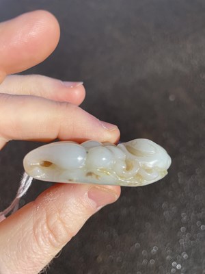 Lot 265 - A CHINESE JADE GROUP OF A SQUIRREL AND GRAPEVINE