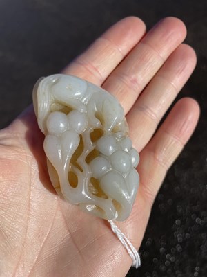 Lot 265 - A CHINESE JADE GROUP OF A SQUIRREL AND GRAPEVINE