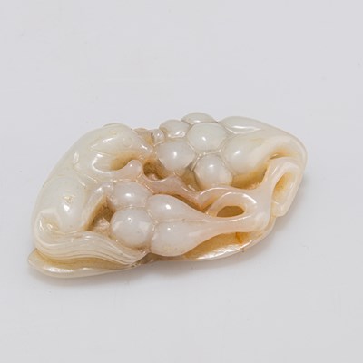 Lot 265 - A CHINESE JADE GROUP OF A SQUIRREL AND GRAPEVINE