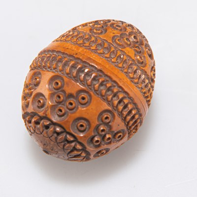 Lot 402 - A 19TH CENTURY ORNAMENTALLY TURNED COQUILLA NUT EGG-SHAPED BOX