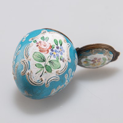 Lot 387 - A BILSTON BLUE ENAMEL EGG-SHAPED BONBONNIÈRE, CIRCA 1770