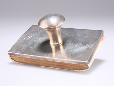 Lot 356 - AN EARLY 20TH CENTURY SILVER-MOUNTED BLOTTER