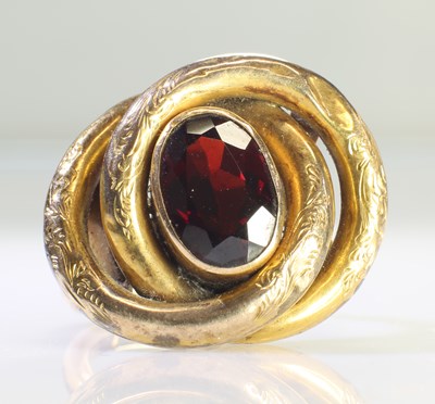 Lot 439 - A GARNET RING